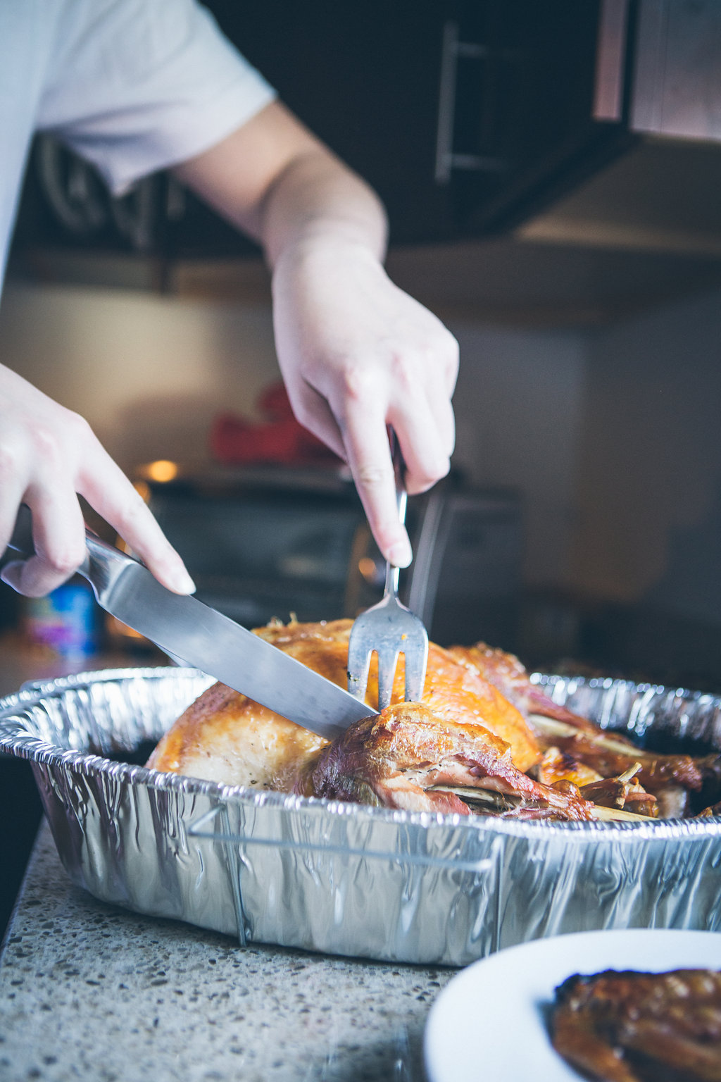 removing the drumstick from a turkey