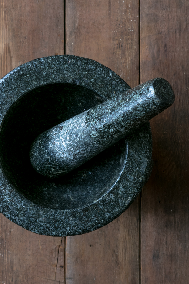 https://assets.manmadediy.com/photos/32543/best-thai-mortar-pestle-201original.jpg?1517522009