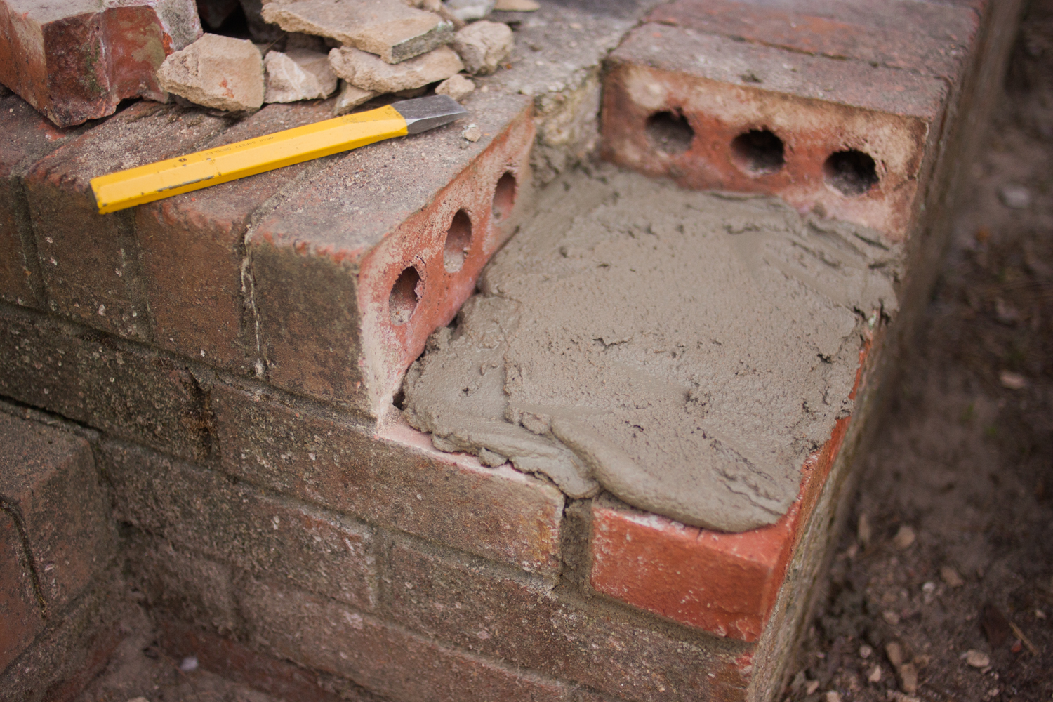 mortar spread out onto bricks