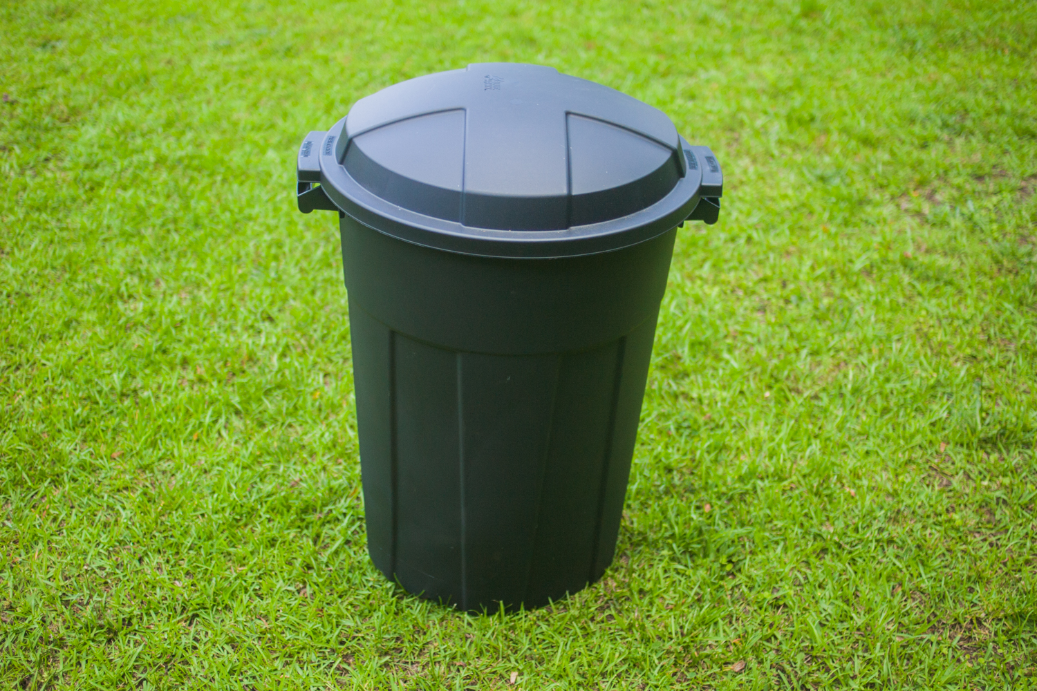 20 gallon plastic Rubbermaid garbage can