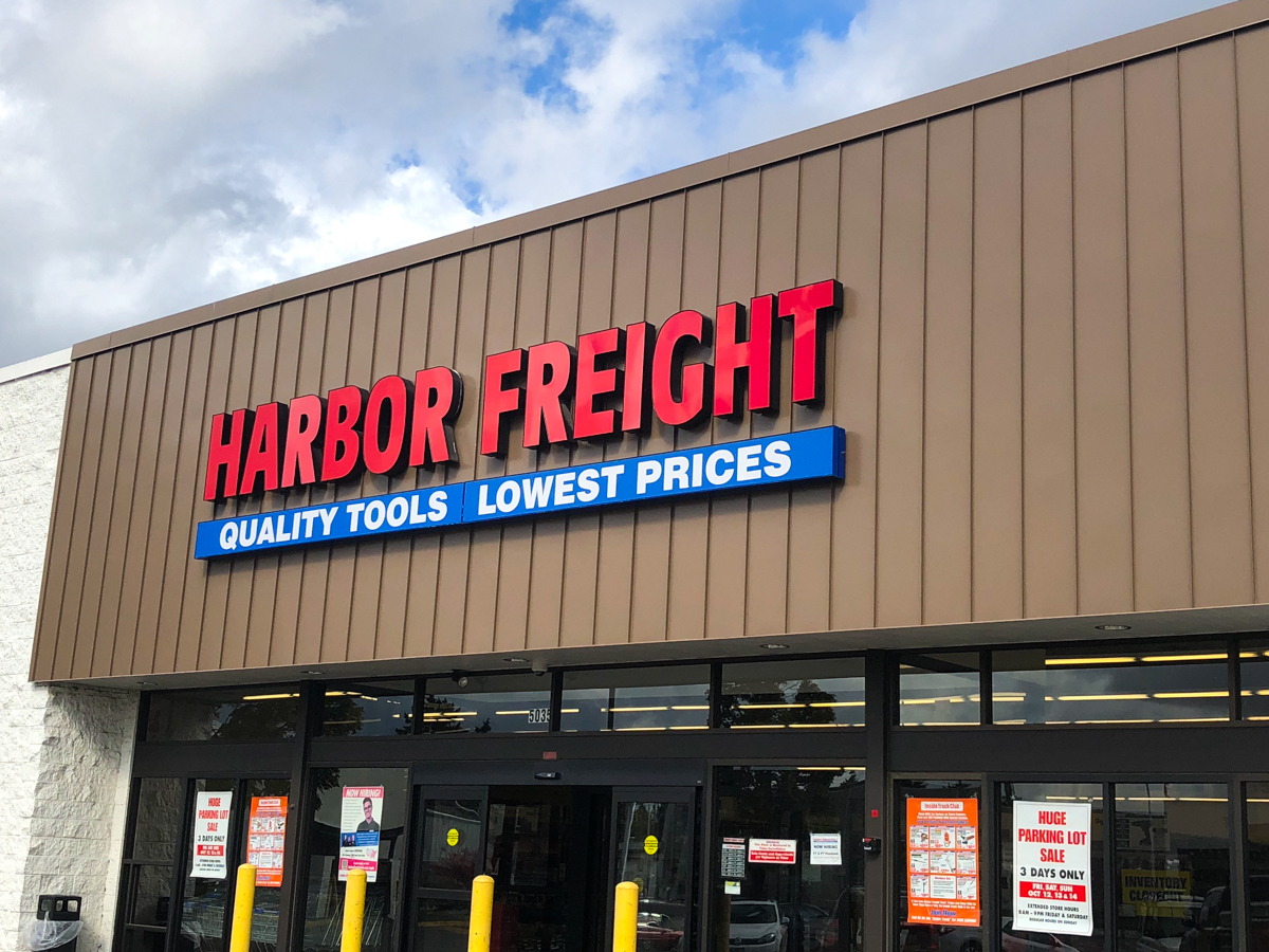 outdoor shot of Harbor Freight store