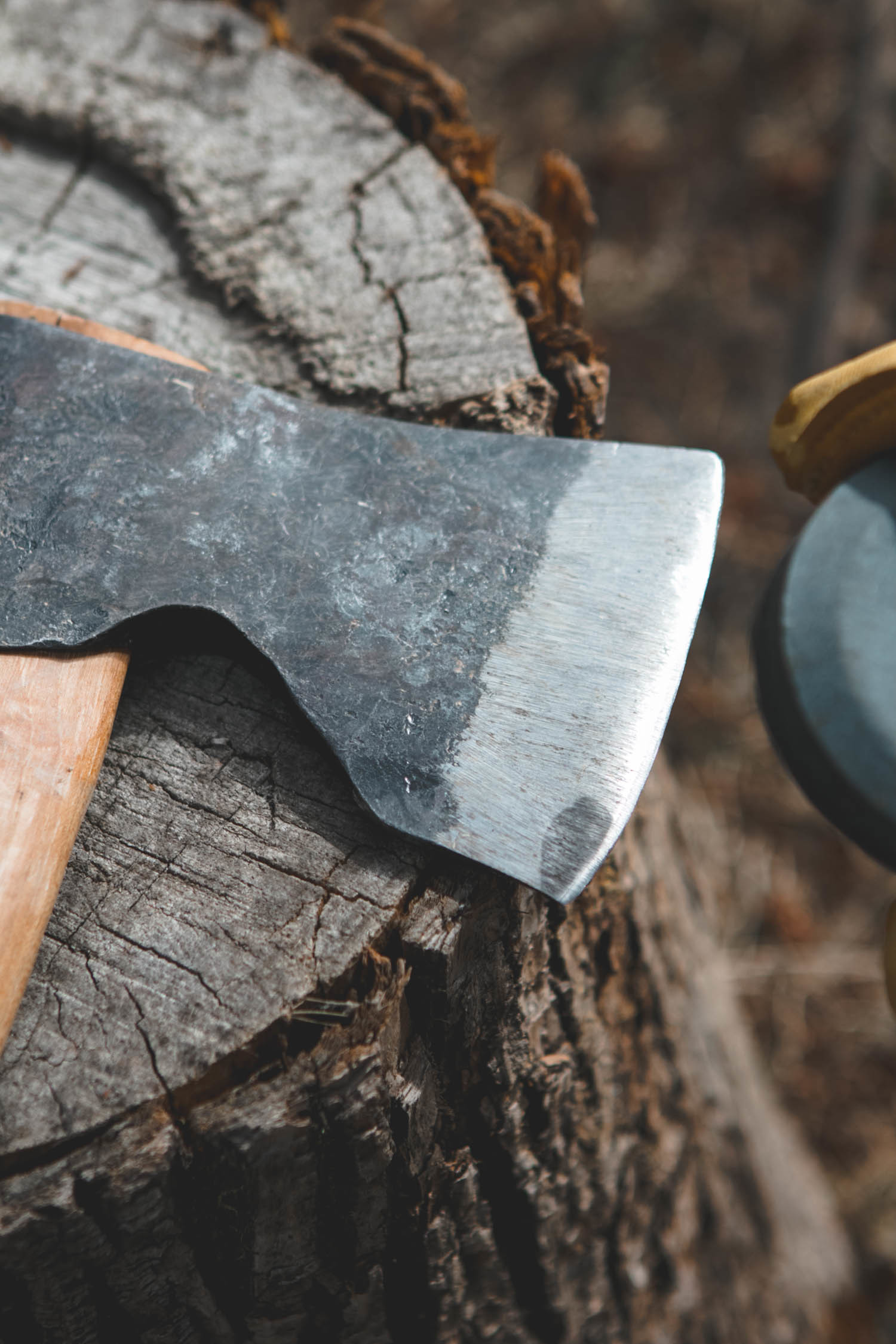 how to sharpen an axe - honing the edge